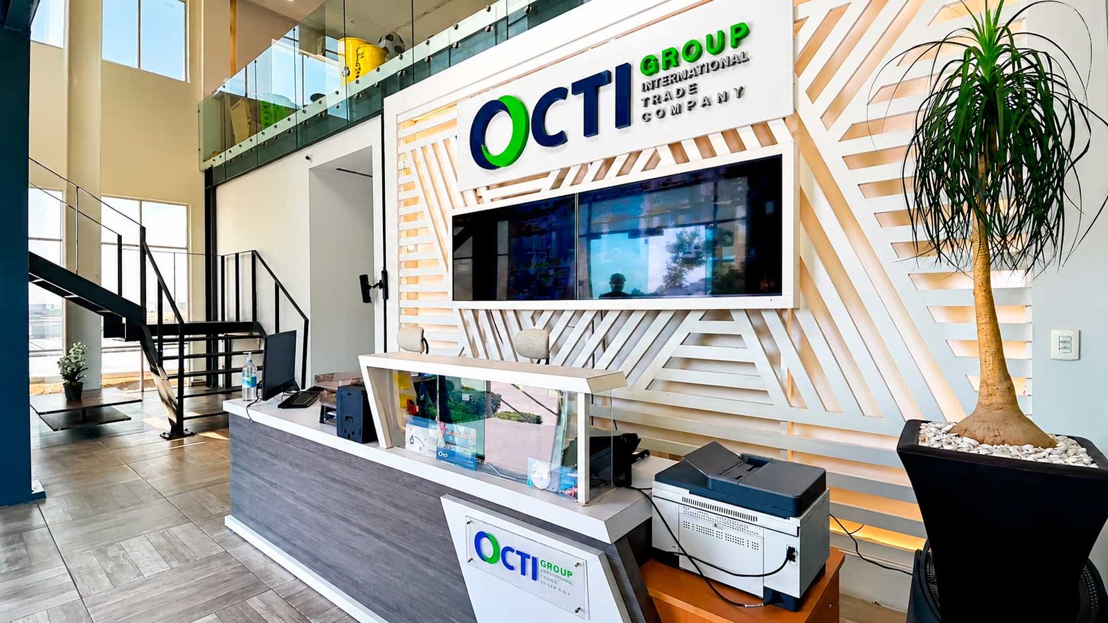 Equipo de CTI Group en sesión de trabajo